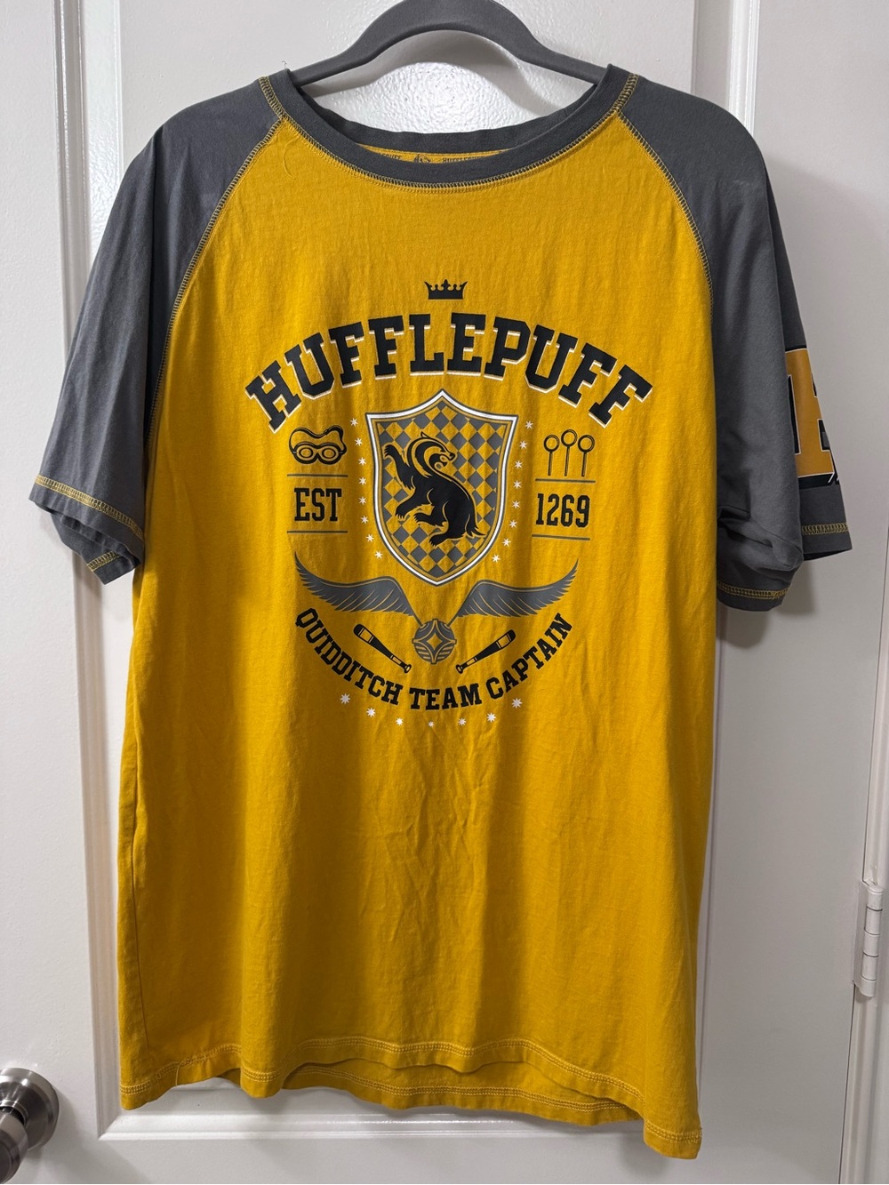 Universal Studios Harry Potter Hufflepuff Quidditch Team Captain T Shirt size L